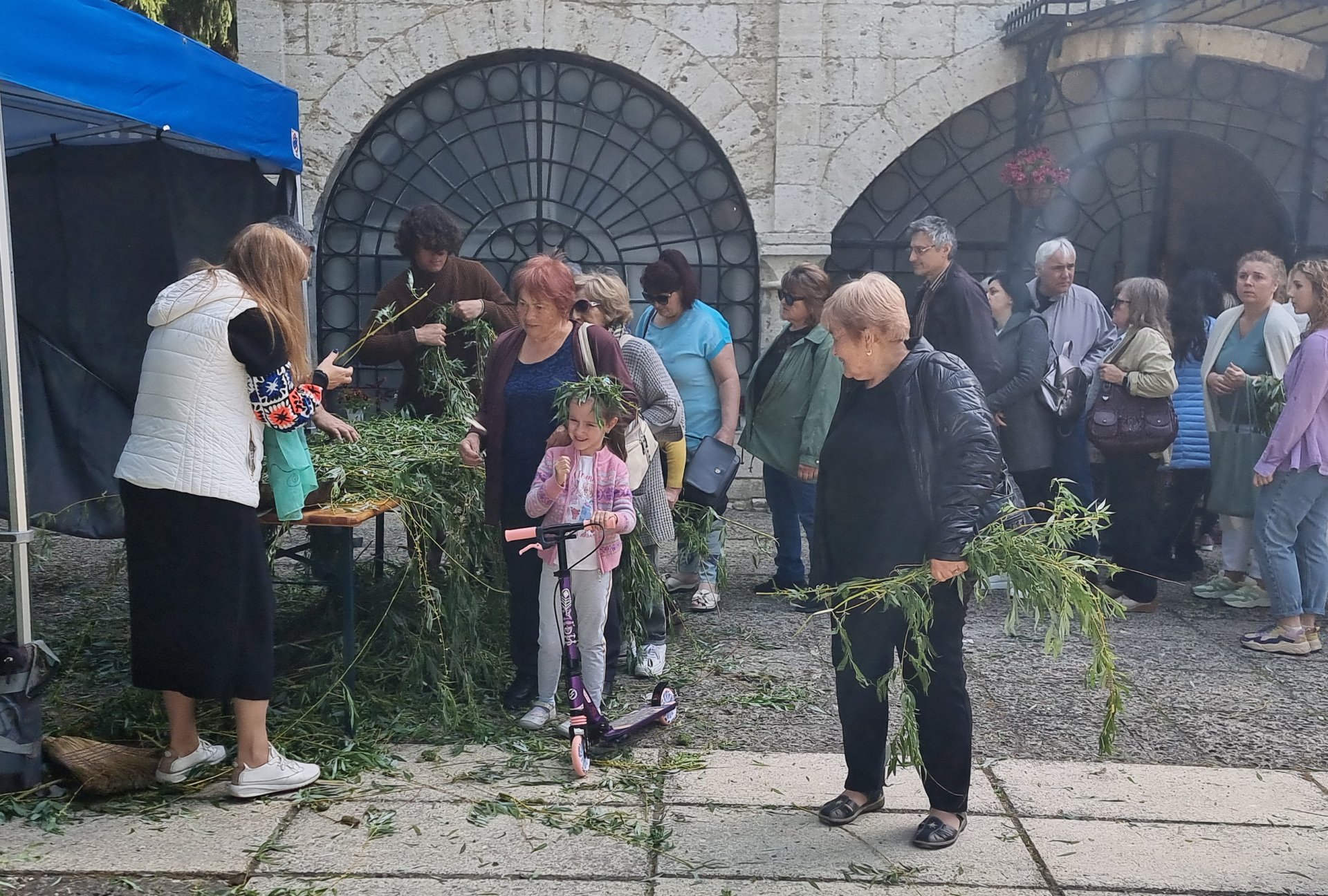 Миряни извиха дълги опашки пред храмовете в Добрич за да получат клонче върба в днешния празничен ден