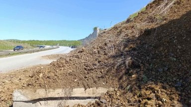 Част от подпорното съоръжение се е срутило върху аварийната лента