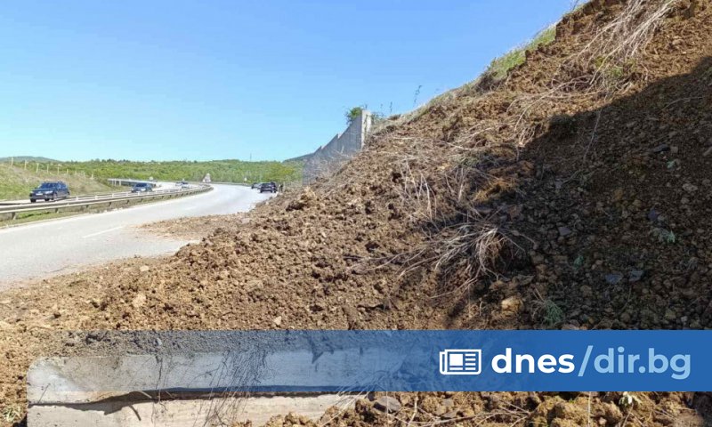 Част от подпорното съоръжение се е срутило върху аварийната лента