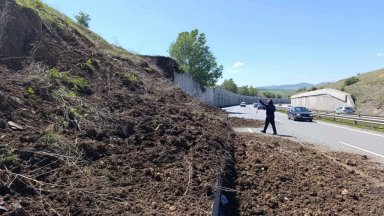 Подпорна стена се срути на магистрала "Струма", за колите въведоха обходен маршрут (снимки)