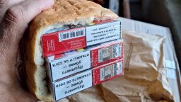 Митничари спипаха над 61 000 цигари, скрити в издълбани самуни хляб (снимки)