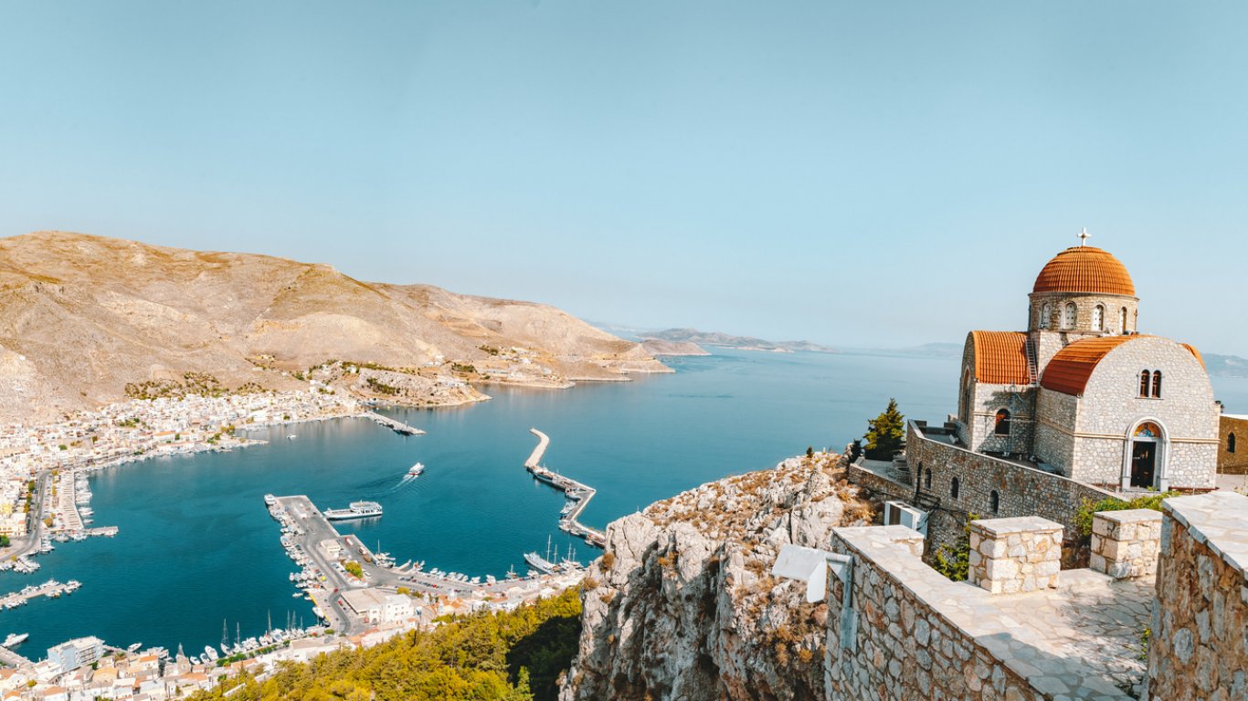 Гърция се готви за рекордна година за туризма, но обмисля и ограничения