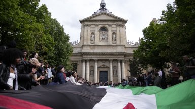Демонстрацията се състоя три дни след протестите в Парижкия институт
