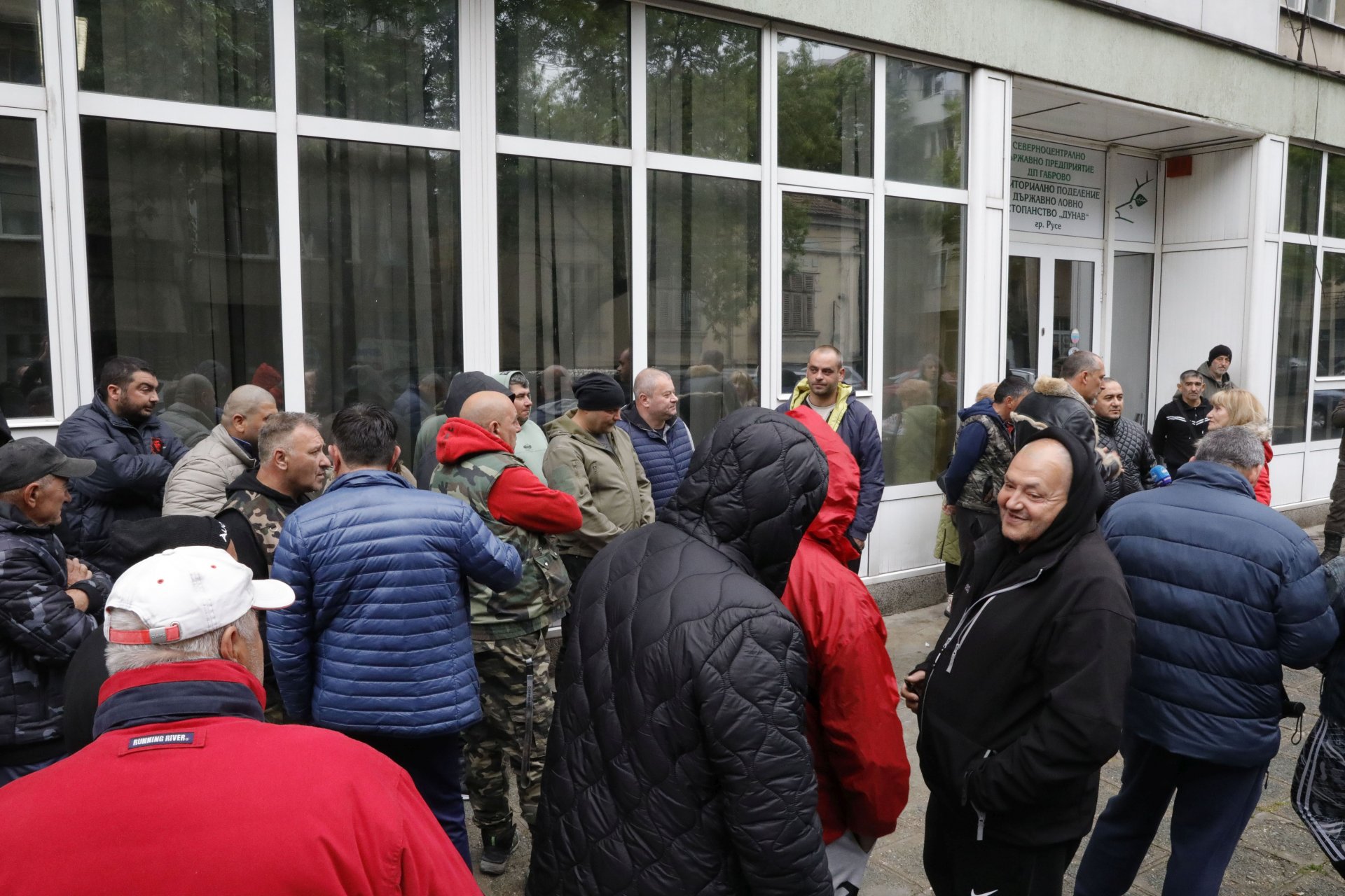Протестиращите в Русе се събраха пред сградата на Държавното ловно стопанство „Дунав“ът 