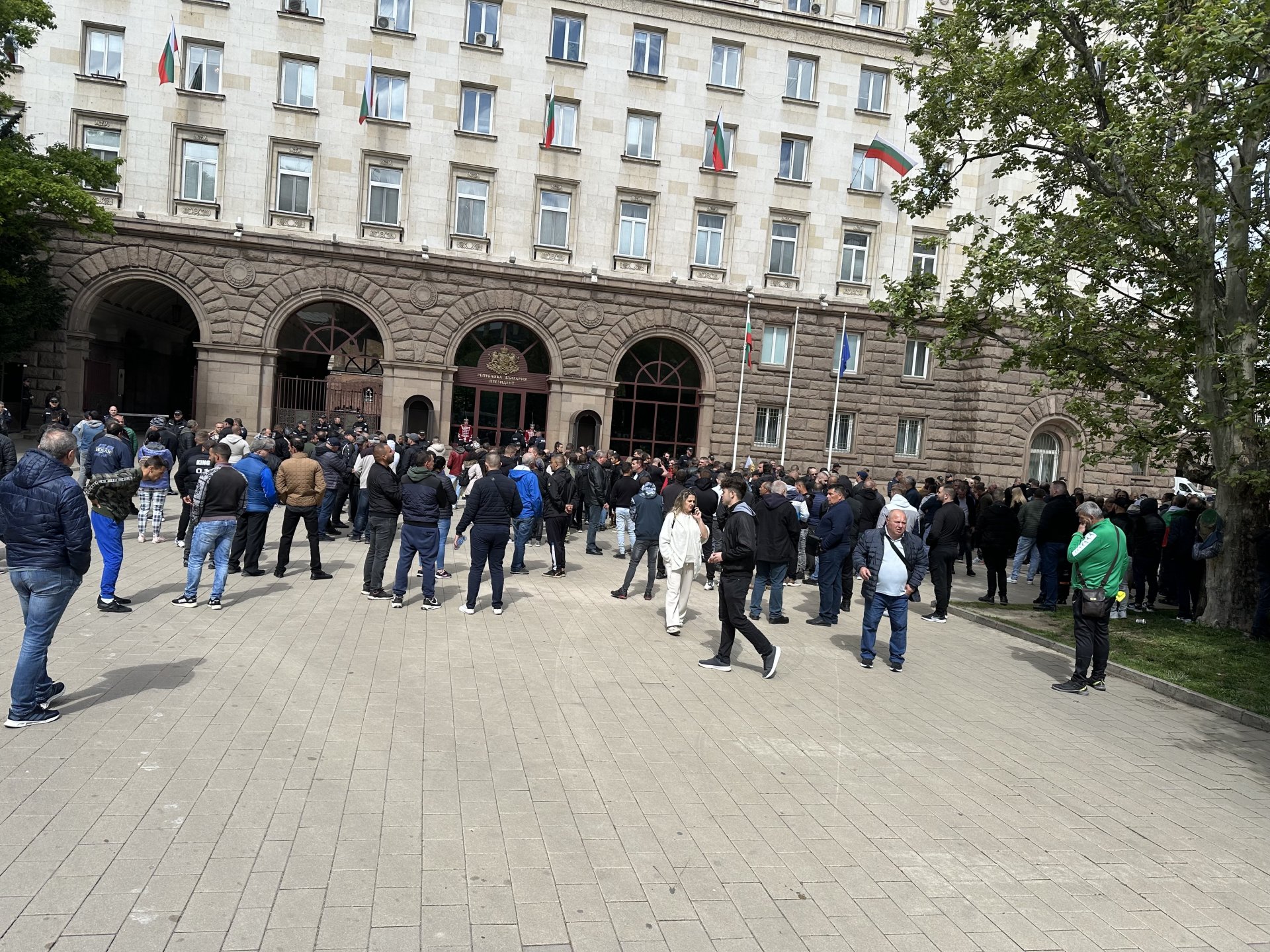 Протестът на ловците на трюфели пред сградите на властта в центъра на София