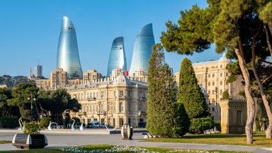 Азербайджан инвестира зелена енергия, но осъзнава, че още дълго ще има нужда от нефт и газ