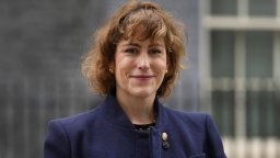 Британска министърка: Уважение към биологичния пол, родилката е жена, не потребител на услуги