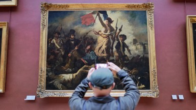 Картината "Свободата води народа" на Дьолакроа разкрива истинския си блясък в Лувъра
