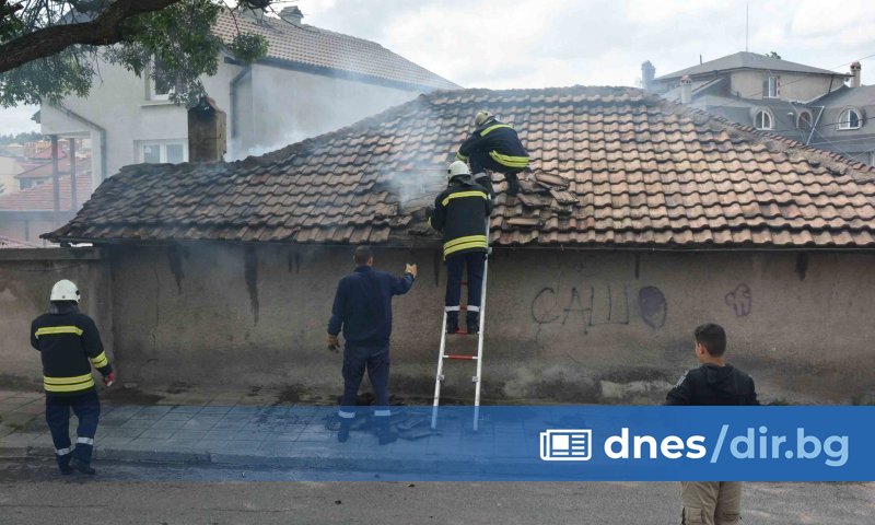 Снимка: БТА Стопанката на къщата е започнала да готви на