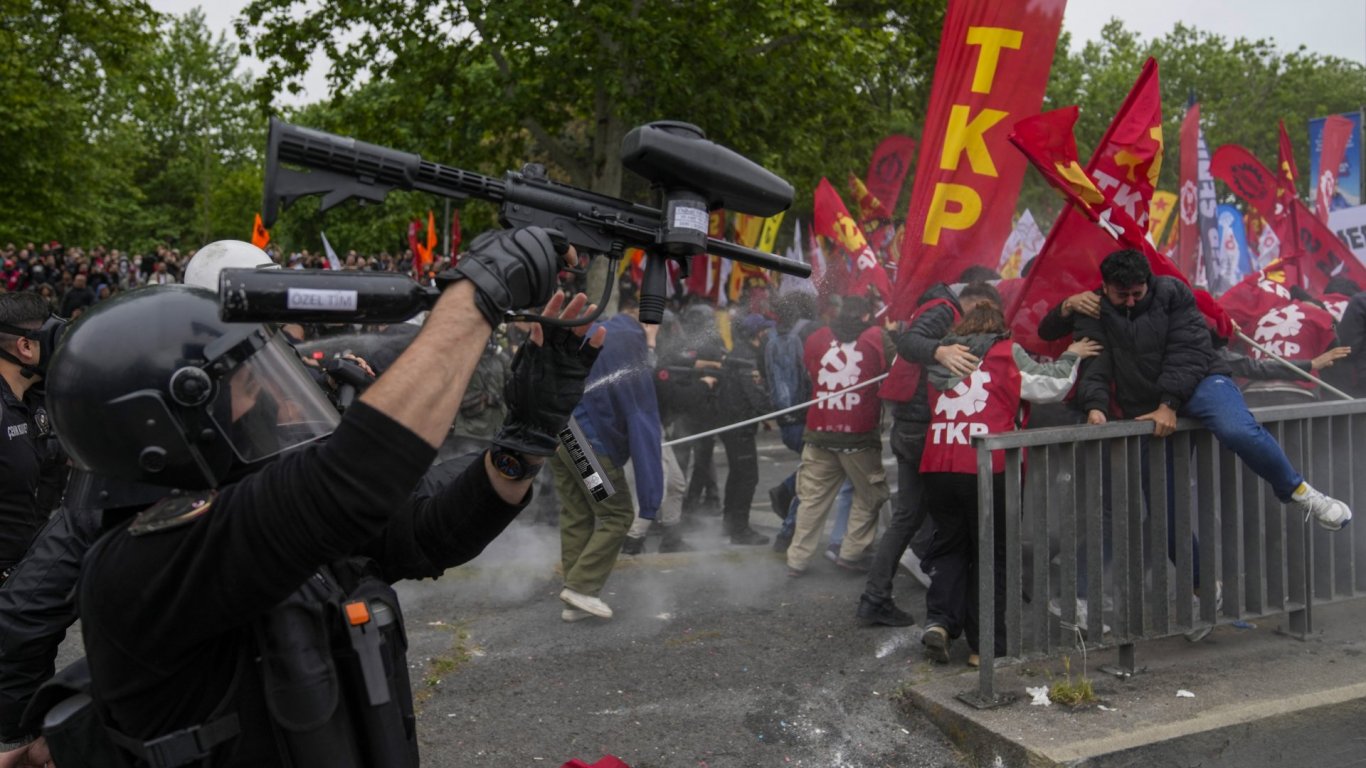 Сълзотворен газ, бой с палки и над 200 арестувани в Истанбул в Деня на труда