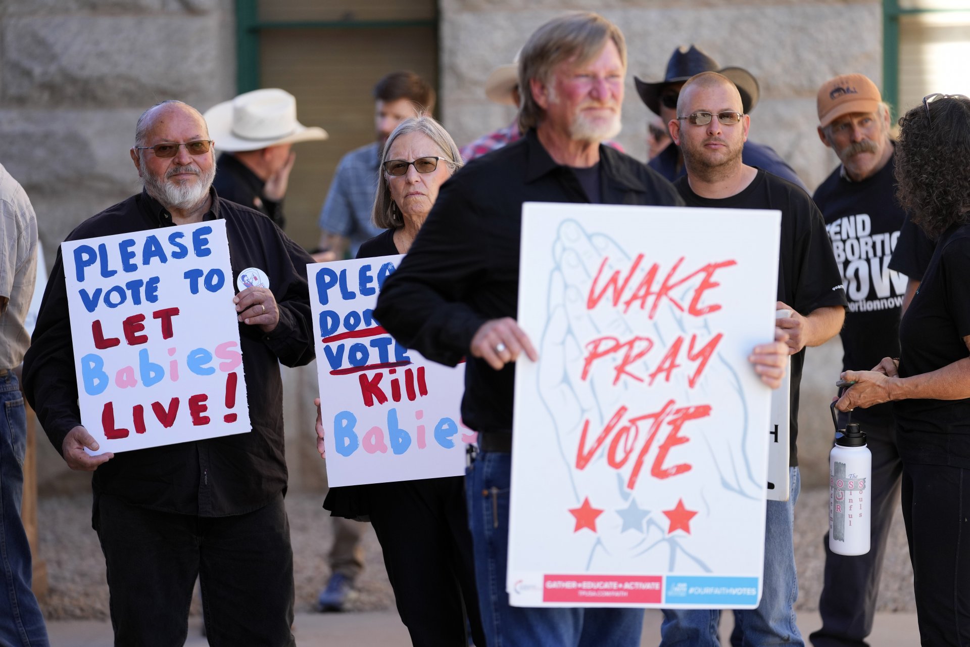 Хора, подкрепящи забраната на абортите, протестират докато законодателния орган на Аризона гласува отмяна на закона