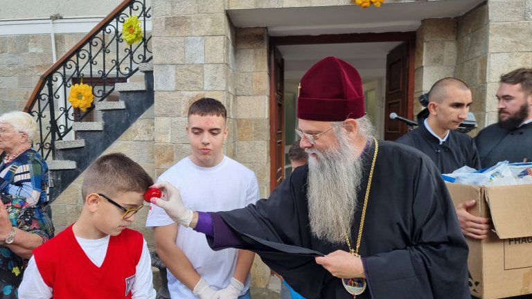 Дядо Николай боядиса яйца с деца в храм "Света Марина" в Пловдив