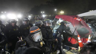 Ройтерс добави че предната вечер лагерът на протестиращите студенти е