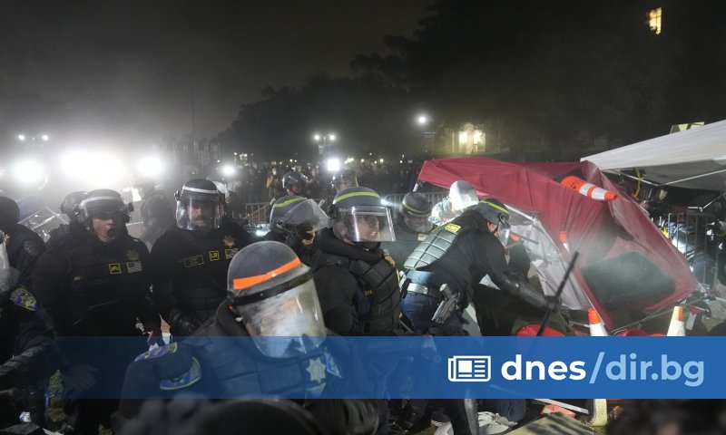 Ройтерс добави, че предната вечер лагерът на протестиращите студенти е