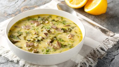Край на постите с Магирица: Гръцката великденска супа от агнешки дреболии