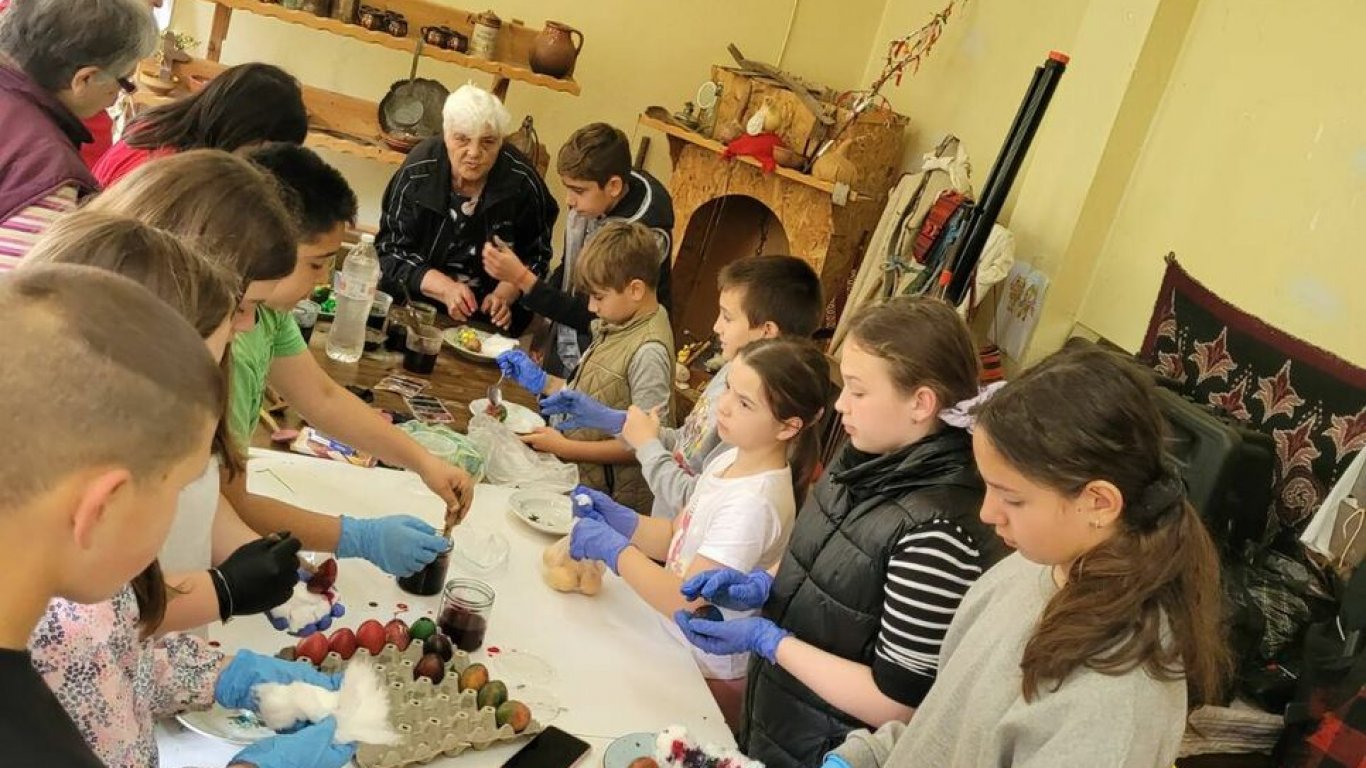 В читалищата в община Ловеч традиционно самодейци и деца заедно боядисваха яйца на Велики четвъртък
