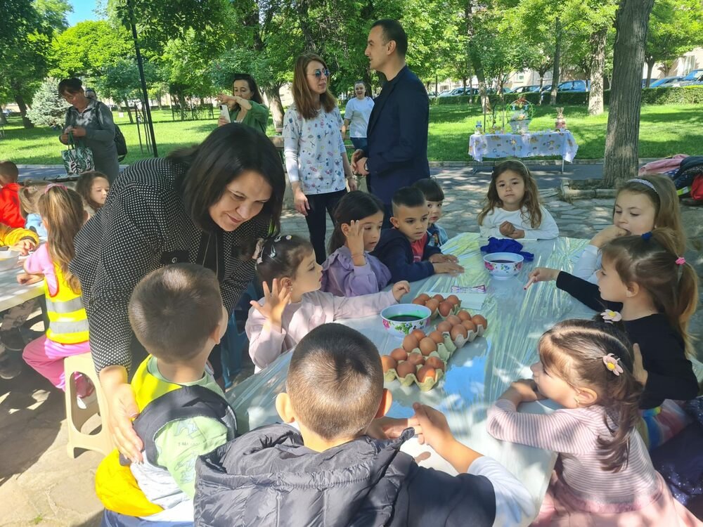 Великденски яйца боядисаха на Велики четвъртък и деца в арт работилница в парка на Момчилград