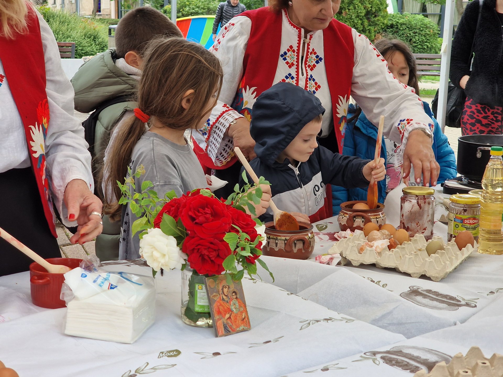 Деца от Бургас се учиха да боядисват великденски яйца с бои, направени от естествени материали