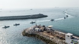 Иран: Екипажът на задържания кораб, свързан с Израел, вече е освободен