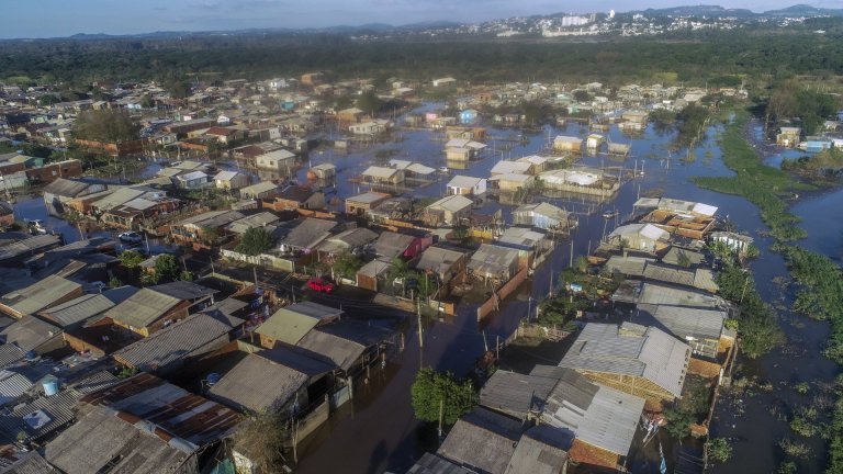 Броят на жертвите при наводненията в Южна Бразилия нарасна до 29