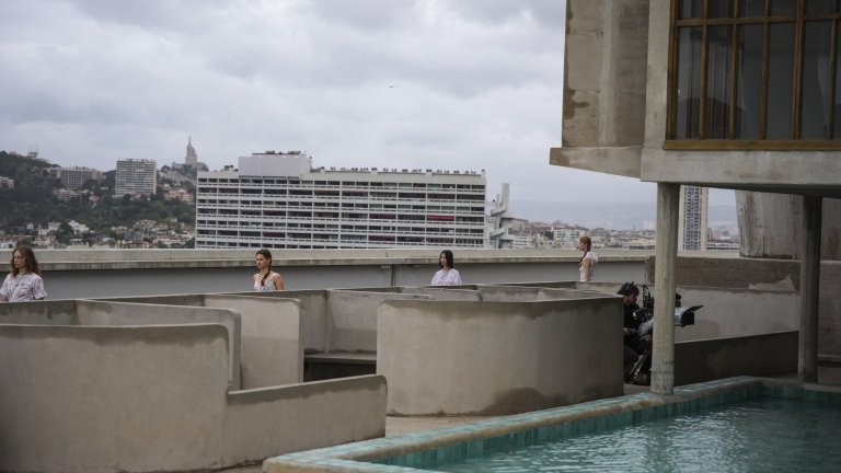 "Шанел" качи моделите си на покрива на емблематичен блок в Марсилия (снимки)