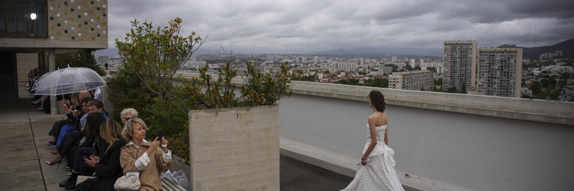 "Шанел" качи моделите си на покрива на емблематичен блок в Марсилия (снимки)