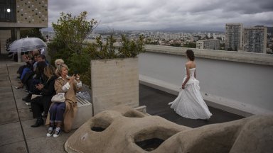 "Шанел" качи моделите си на покрива на емблематичен блок в Марсилия (снимки)