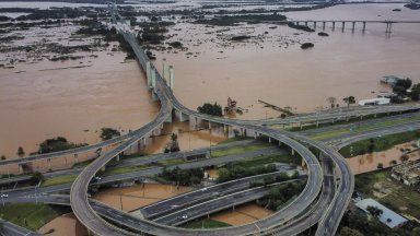 Хиляди са евакуирани заради наводненията които опустошиха цели градове Това