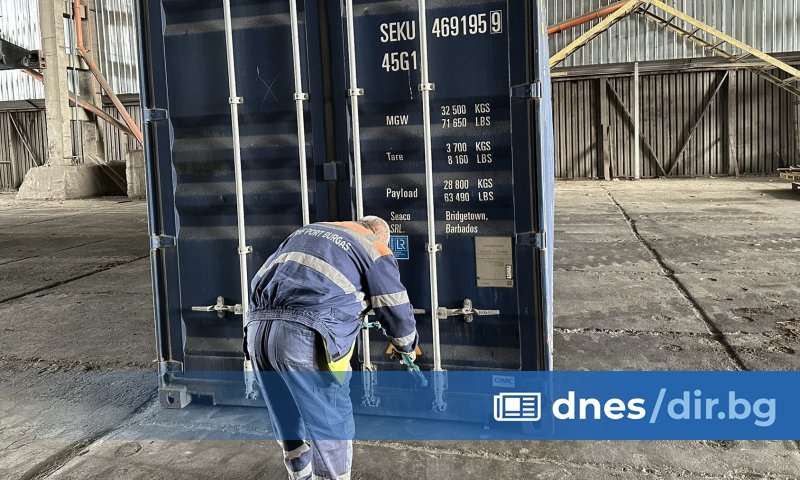 «Arrestation» de meubles introduits clandestinement sur un yacht dans le port de Bourgas (vidéo/photos) «Arrestation» de meubles introduits clandestinement sur un yacht dans le port de Bourgas (vidéo/photos)