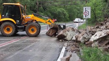 За около час превозните средства се движеха двупосочно в една