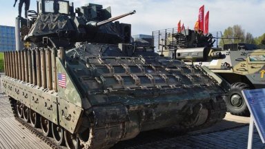 В изложбата са подредени пленени танкове автомобили и оръжия производство