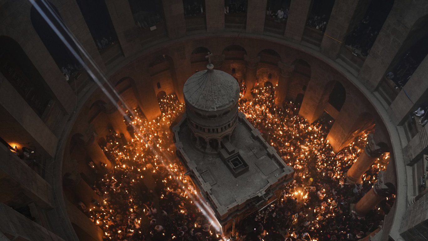 Благодатният огън слезе в храма над Божи гроб в Йерусалим (снимки)