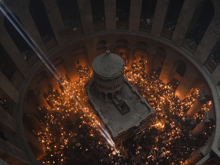 Благодатният огън слезе в храма над Божи гроб в Йерусалим (снимки)