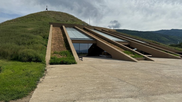 Тракийската гробница Оструша край Казанлък официално отвори врати за посетители