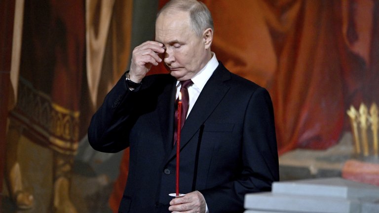 Путин отиде на празничната литургия в Москва, прекръсти се, заедно с десетки миряни и кмета