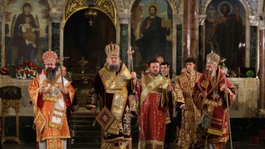 Снимка БТА Точно в полунощ наместник председателят на Светия синод поздрави