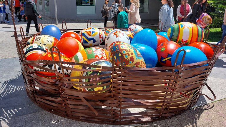 В Сливен играха хоро на площада за Великден (снимки)