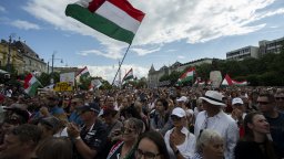 Опонент на Орбан на евровота поведе голям протест срещу политиката му (снимки)