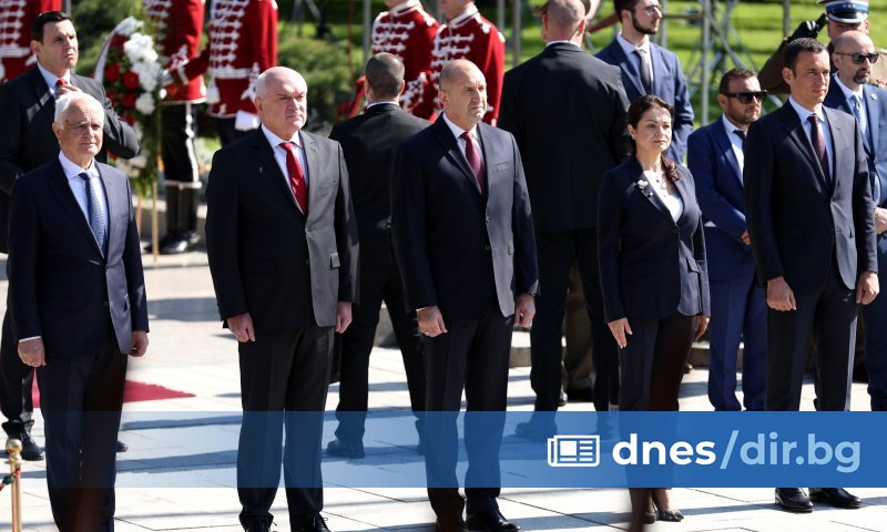 Премиерът
Първи във фейсбук отправи своята честитка служебния премиер Димитър Главчев.
Народът