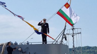 ВМС намират и изваждат от морето и много останки от