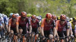 Погачар показа мускули и кураж, но спринтьорите си взеха етапа в "Джирото"
