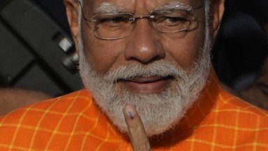 Моди гласува на парламентарните избори в родния си щат Гуджарат