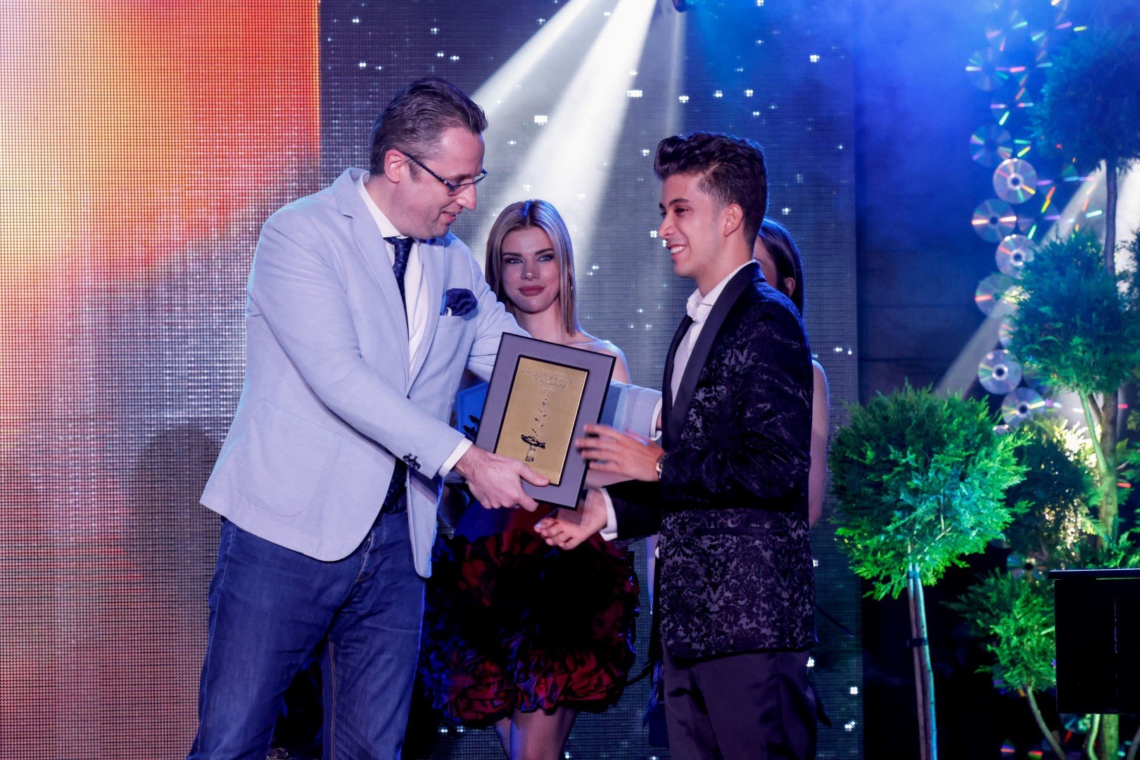 Заместник министърът на културата Виктор Стоянов връчва специални награди на Старбой Айвън