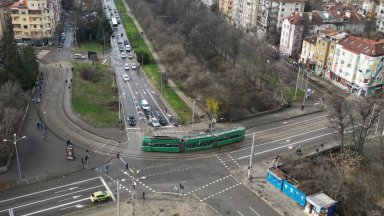 Тя е с маршрут в посока метростанция Витоша от обръщателното