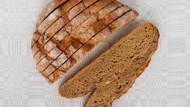 Содено хлебче с пресен лук и чедър