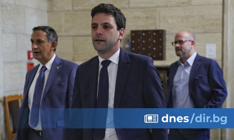 Съпредседателите на Продължаваме промяната Кирил Петков и Асен Василев оглавяват