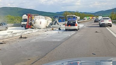 Временно е ограничено движението по скоростните ленти при км 43