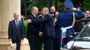 Топла прегръдка между Алиев и Радев в президентската резиденция "Загулба" в Баку (снимки)