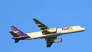 Товарен самолет на FedEx се приземи "по корем" на летището в Истанбул (видео)