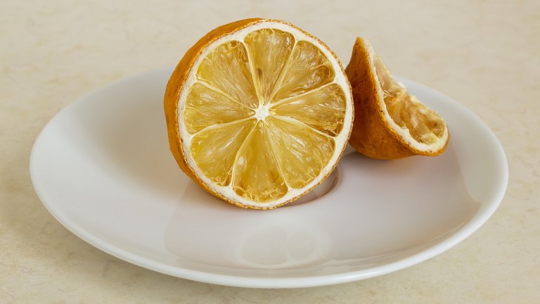 Непрекъснато изхвърляте парчета неизползван лимон? Ето какво да направите